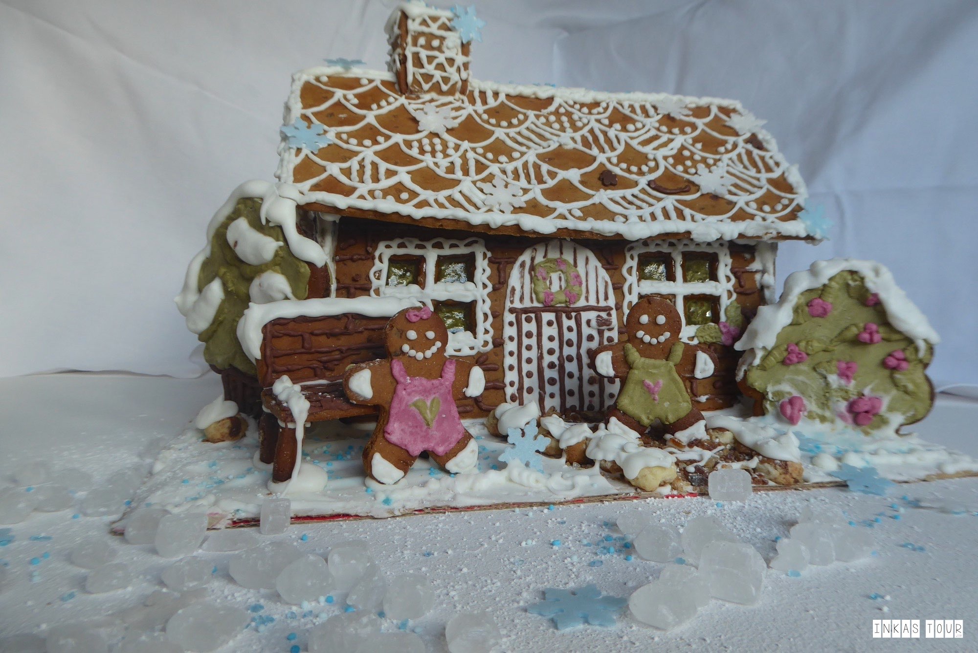 Gingerbread House Lebkuchen Haus Decorate and Bake Recipe Rezept Christmas Advents Calender Customs and Traditions Inkas Tour Travelblog Baking Blog Food around the World Baking a Gingerbread House