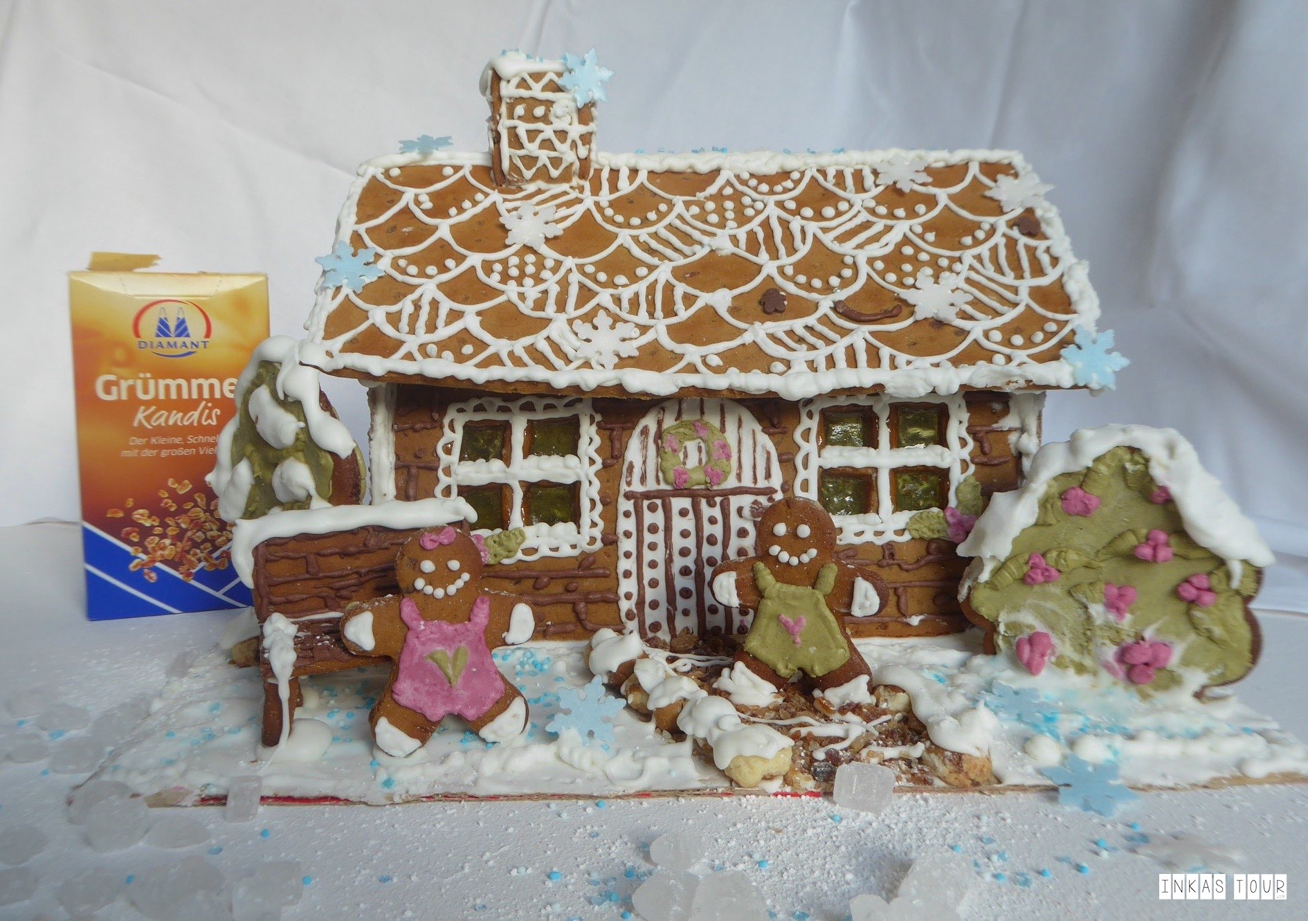 Gingerbread House Lebkuchen Haus Decorate and Bake Recipe Rezept Christmas Advents Calender Customs and Traditions Inkas Tour Travelblog Baking Blog Food around the World Baking a Gingerbread House